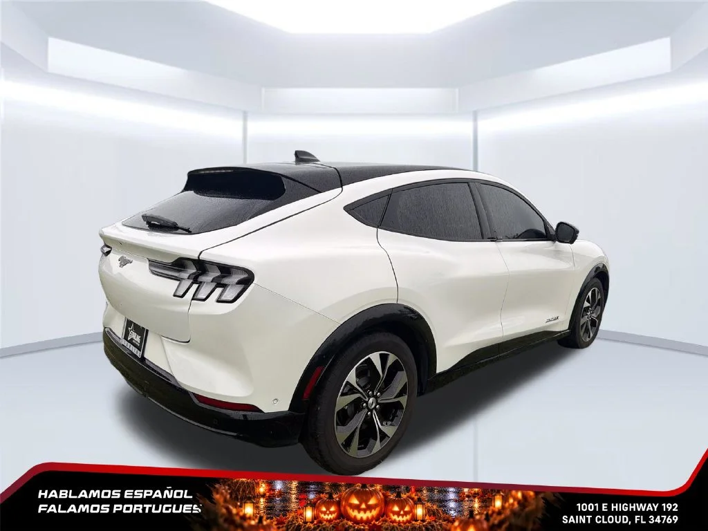 Used 2022  Ford Premium image 5