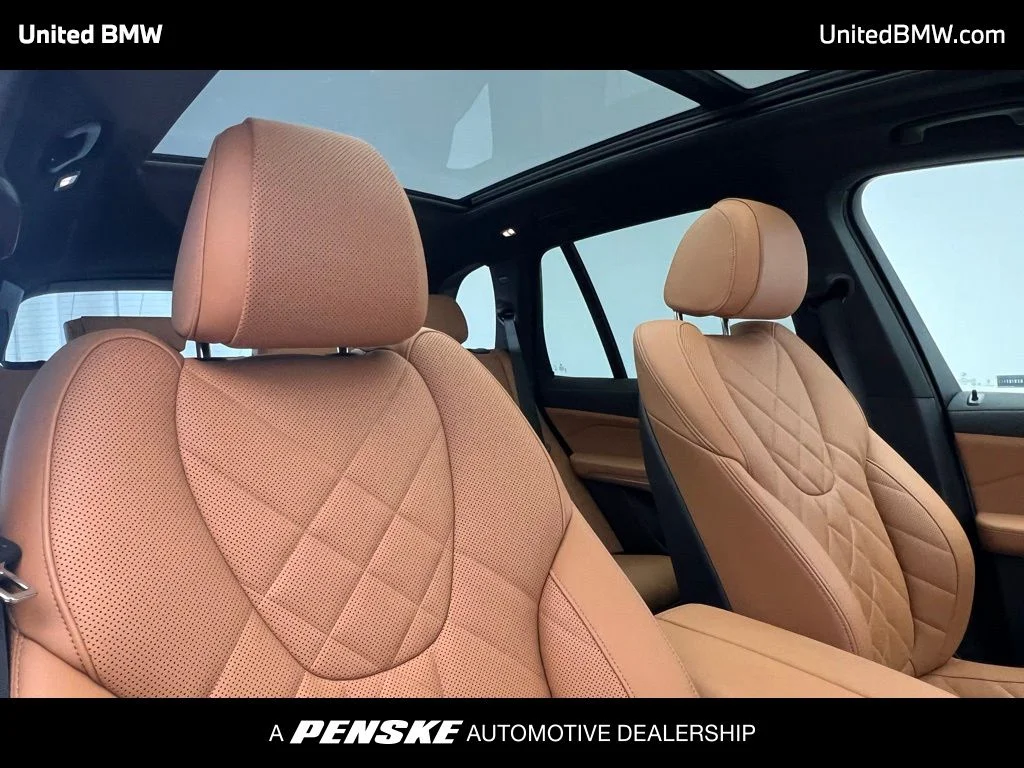 Used 2025 White Metallic BMW xDrive40i image 7