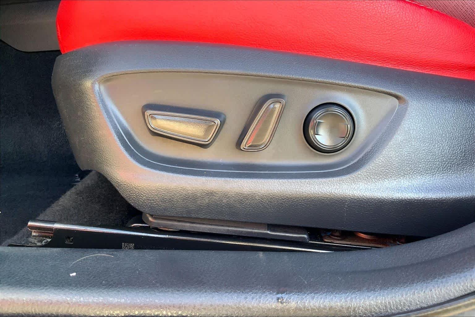 Used 2019 Wind Chill Pearl Toyota XSE image 34