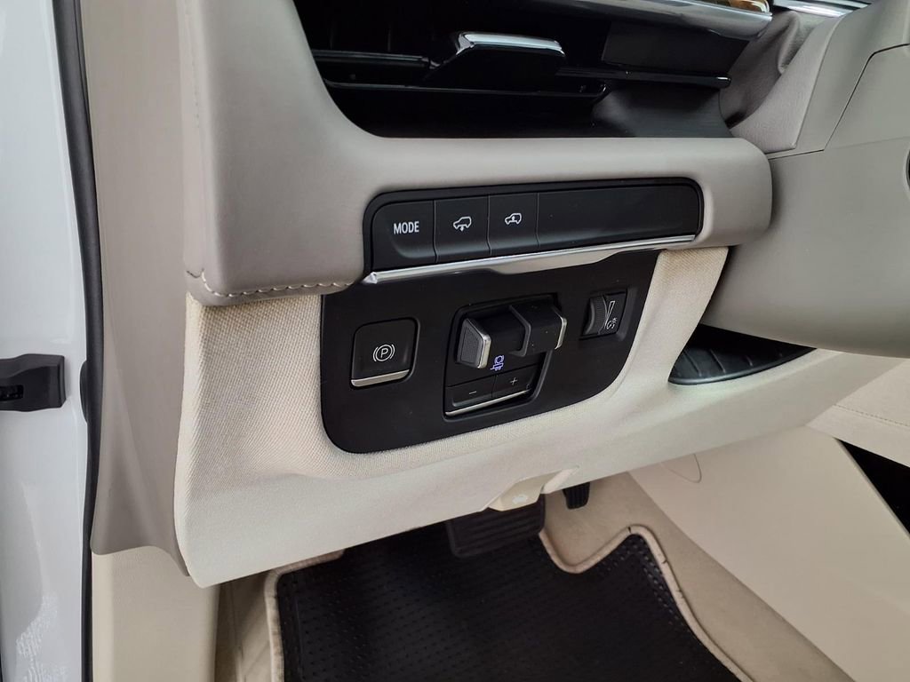 Used 2022 Crystal White Tricoat Cadillac Premium Luxury Platinum image 25