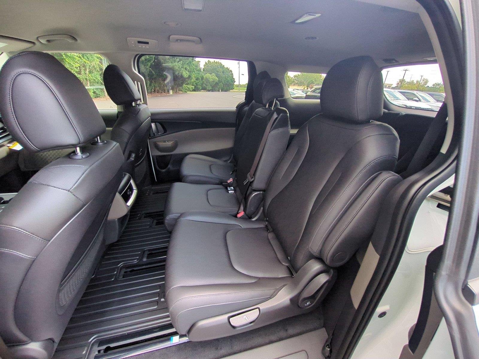 New 2026 Snow White Pearl Kia LXS image 33