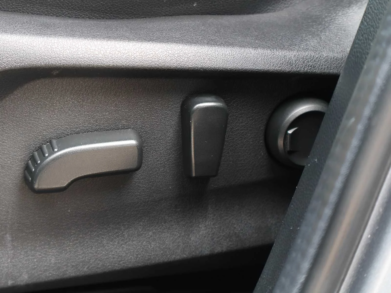 Used 2021 Ice Silver Metallic Subaru Limited image 14