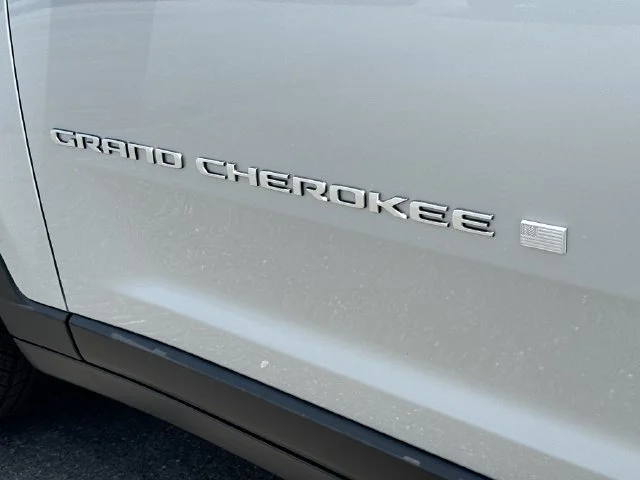 New 2026 Silver Zynith Exterior Paint Jeep Laredo image 19
