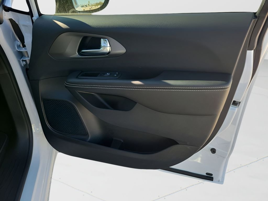 New 2026 Bright White Clear-Coat Exterior Paint Chrysler Select image 42