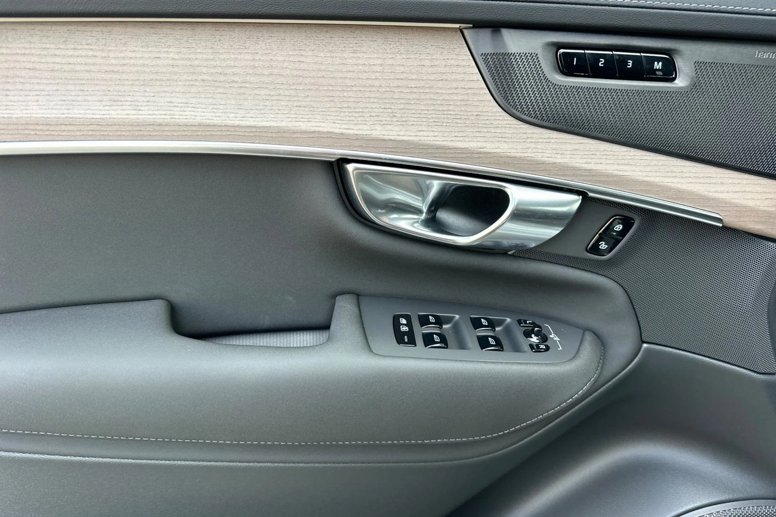 New 2026 Vapour Grey Volvo Plus image 10