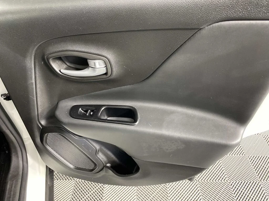 Used 2023 White Jeep Latitude image 25