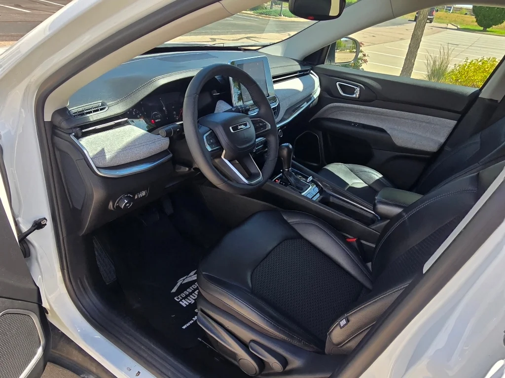 Used 2022 Bright White Clearcoat Jeep Latitude image 24