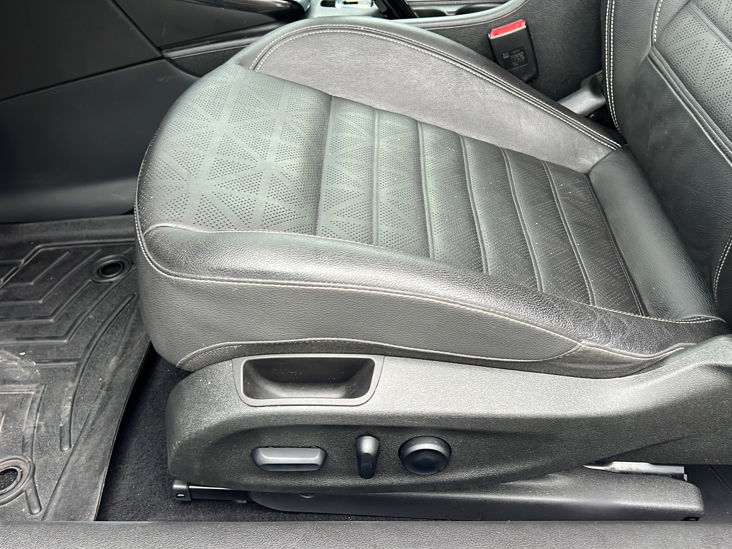 Used 2019 Summit White Buick Premium image 13