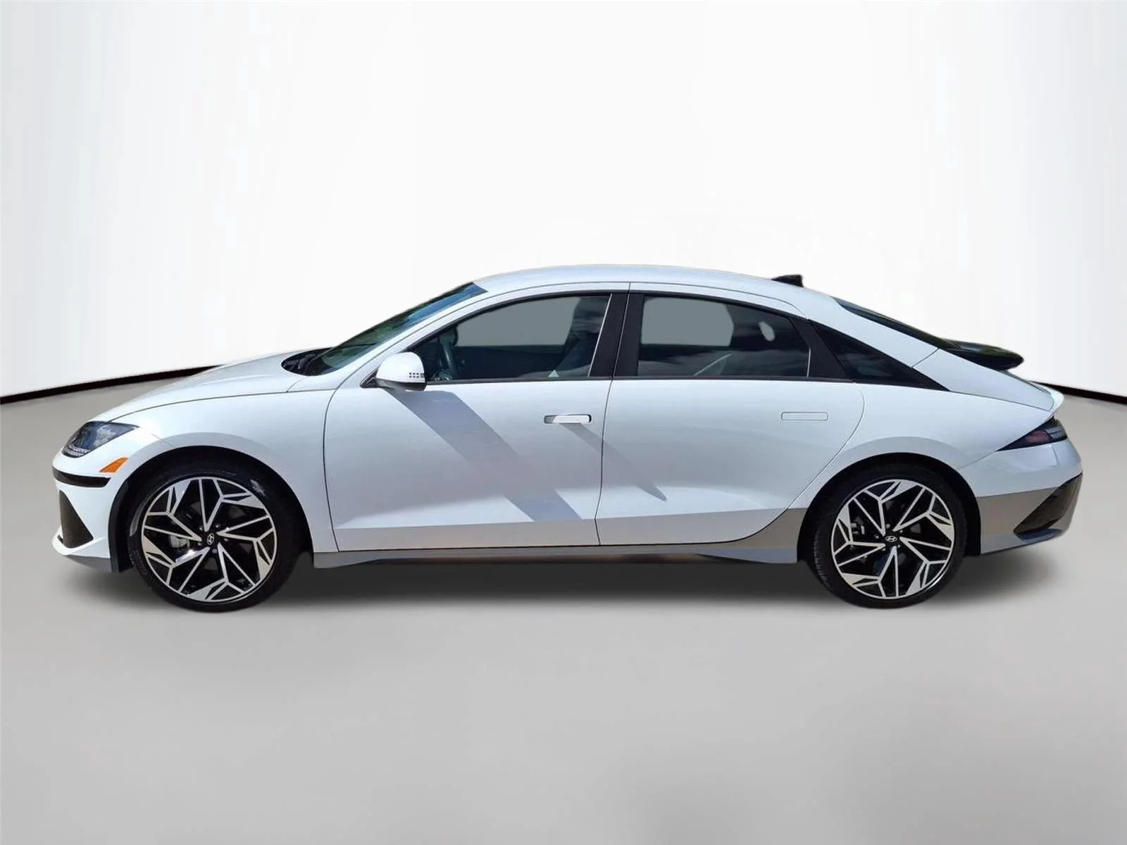 Used 2024 Serenity White Hyundai SEL image 2