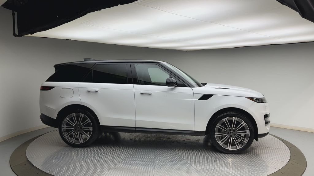 Used 2024 Fuji White Land Rover SE image 9