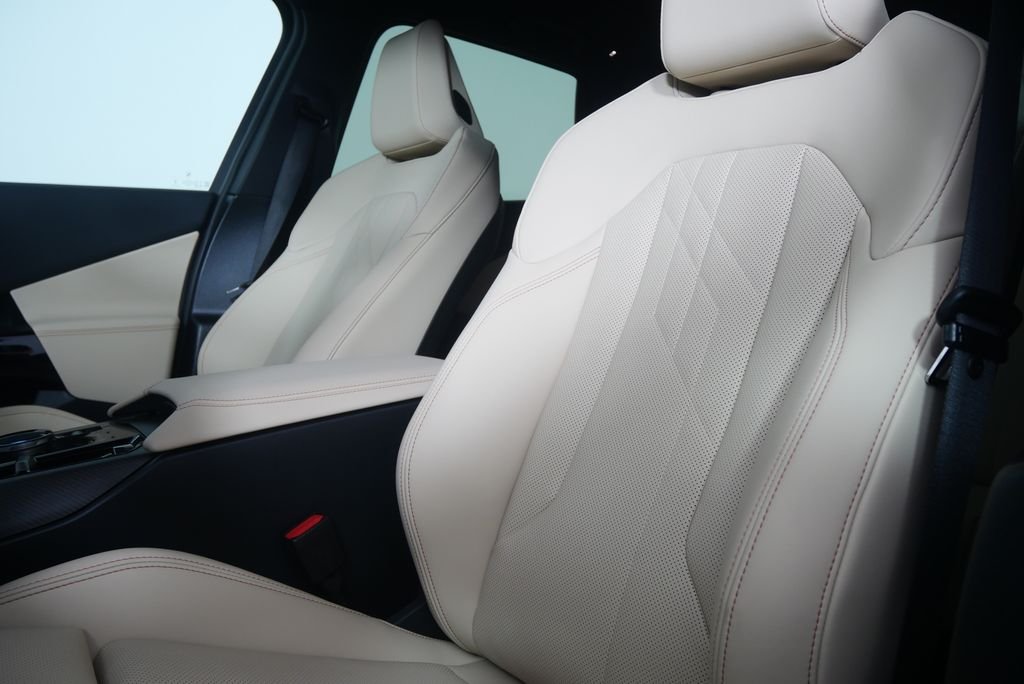 New 2026 Mineral White Metallic BMW 30 xDrive image 10