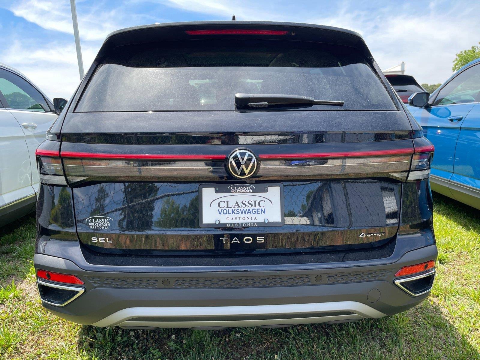 New 2026 Deep Black Pearl Volkswagen SEL image 4