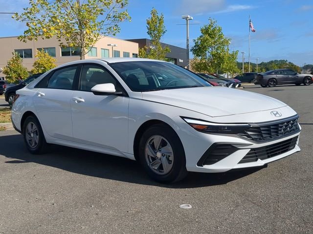 New 2026 White Hyundai SE image 28