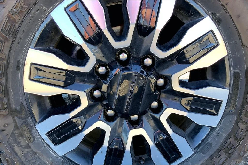 Used 2024 White GMC Denali Ultimate image 3