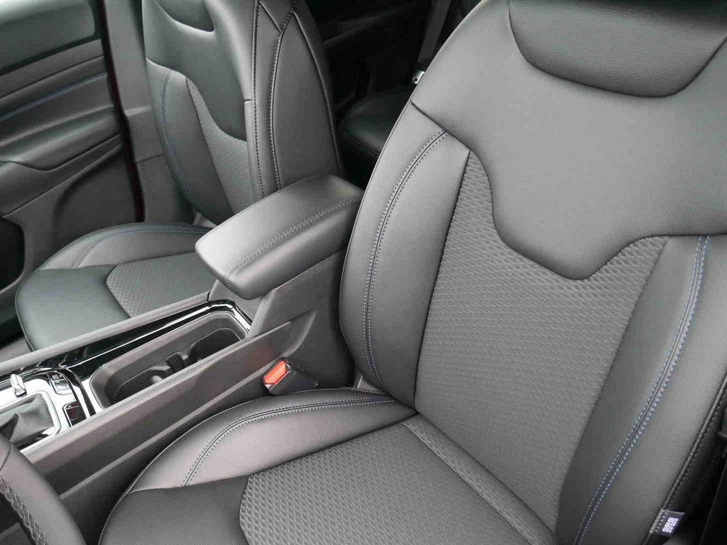 New 2026 Red Hot Pearl-Coat Exterior Paint Jeep Latitude image 24