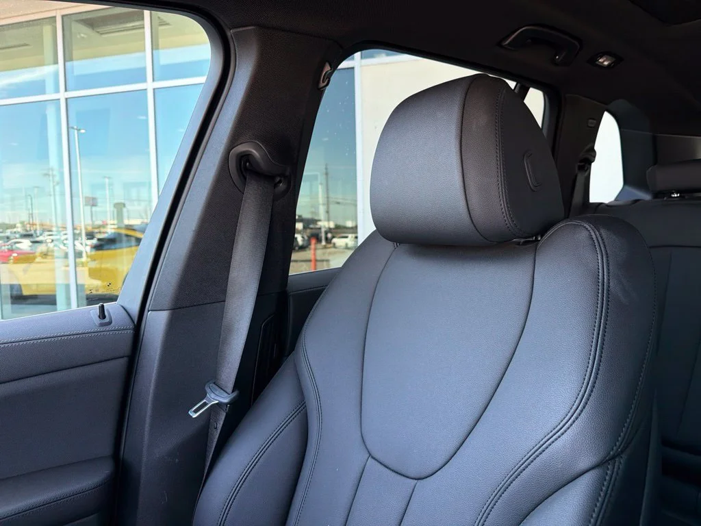 Used 2022 Black Sapphire Metallic BMW sDrive40i image 23