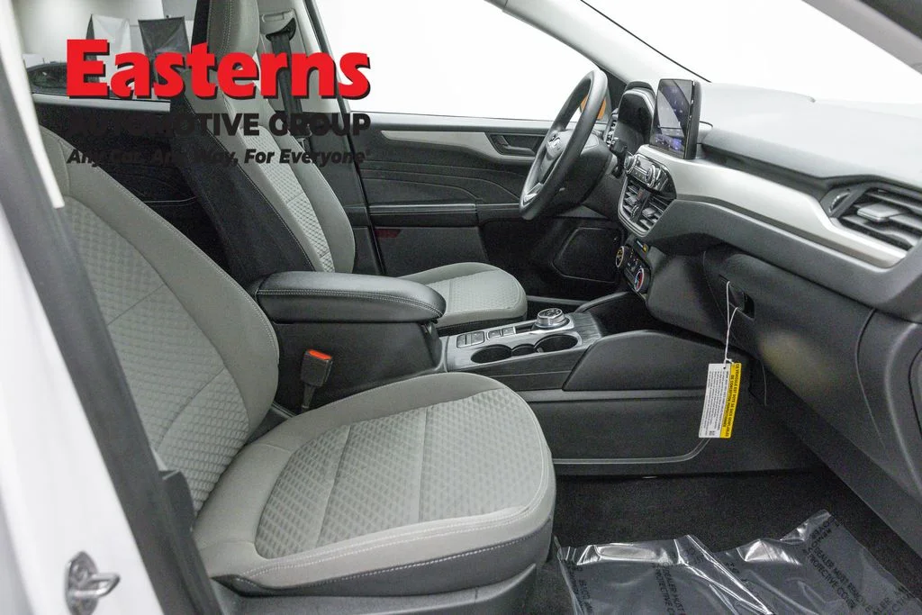 Used 2022 White Ford SE image 24