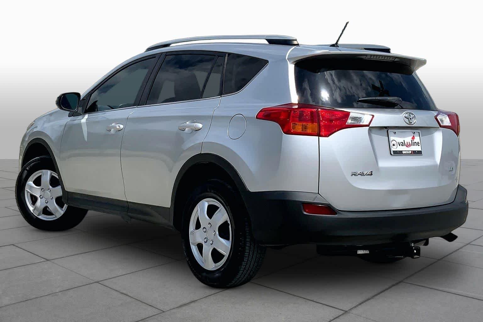 Used 2015 Classic Silver Metallic Toyota LE image 12