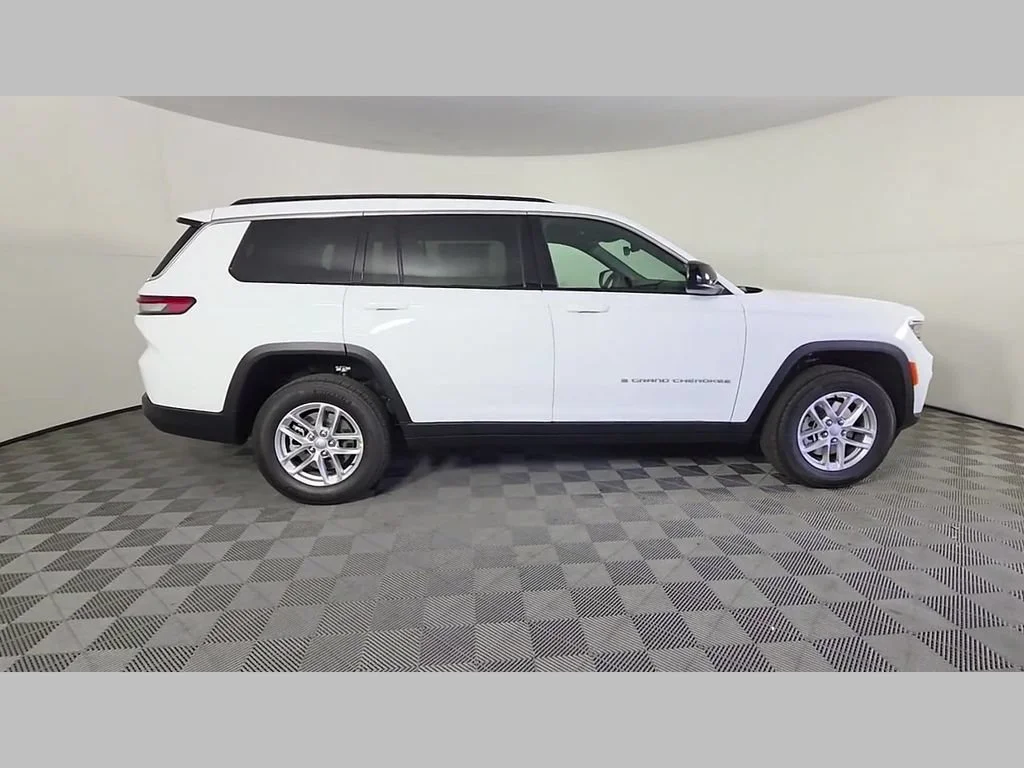 New 2026 Bright White Clear-Coat Exterior Paint Jeep Laredo X image 23