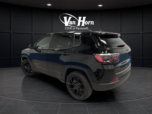 New 2026 Diamond Black Crystal Pearl-Coat Exterior Paint Jeep Latitude image 5