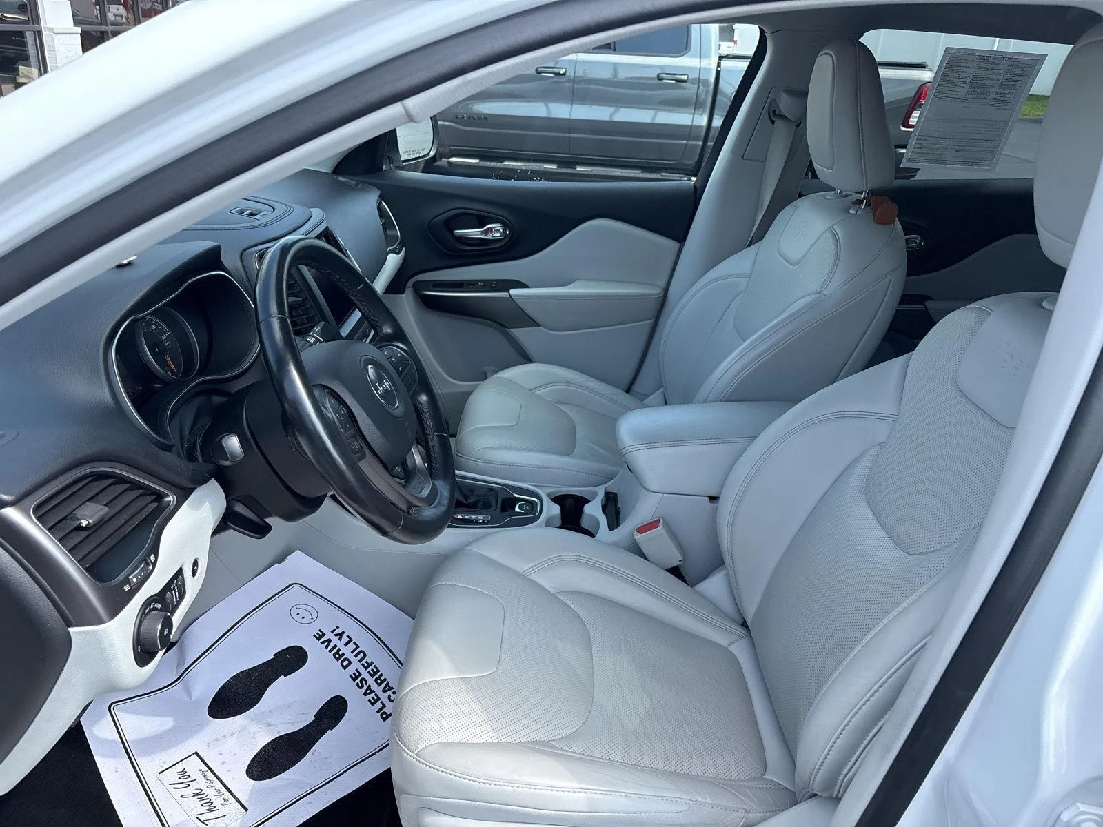 Used 2021 Bright White Clearcoat Jeep Latitude Lux image 9