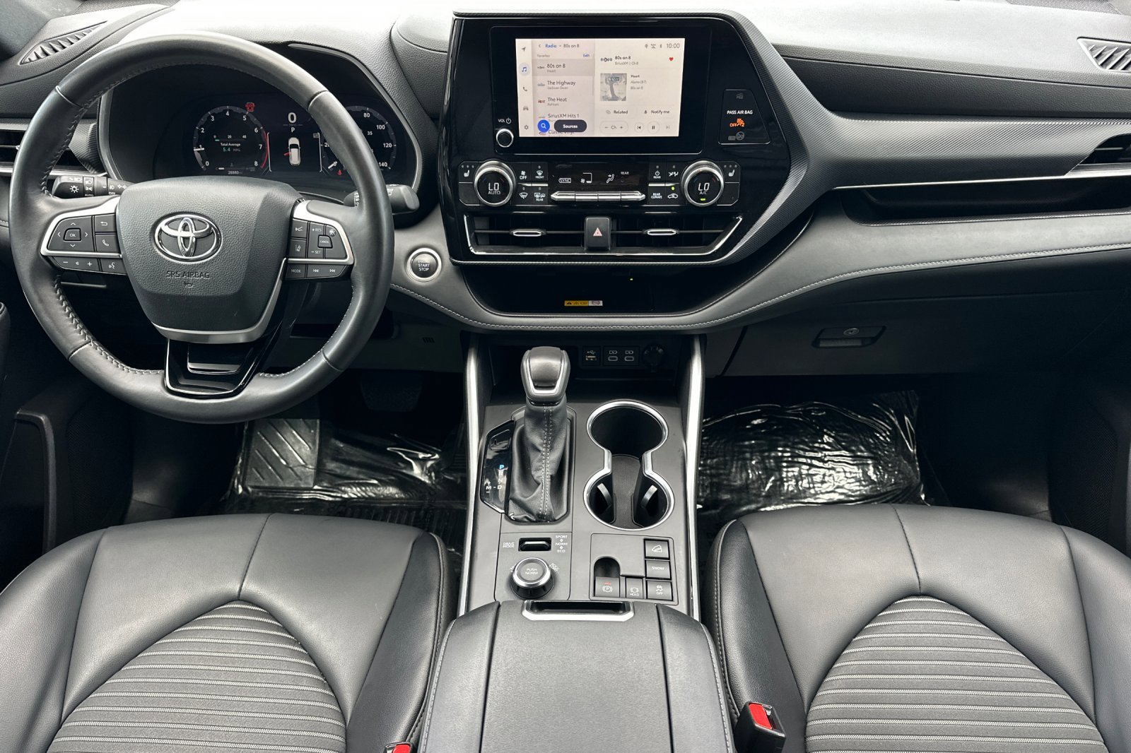 2025 Toyota Highlander LE - Photo 13