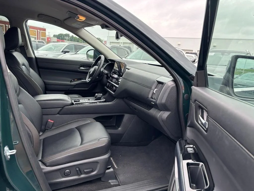 Used 2025 Obsidian Green Pearl Nissan SL image 11