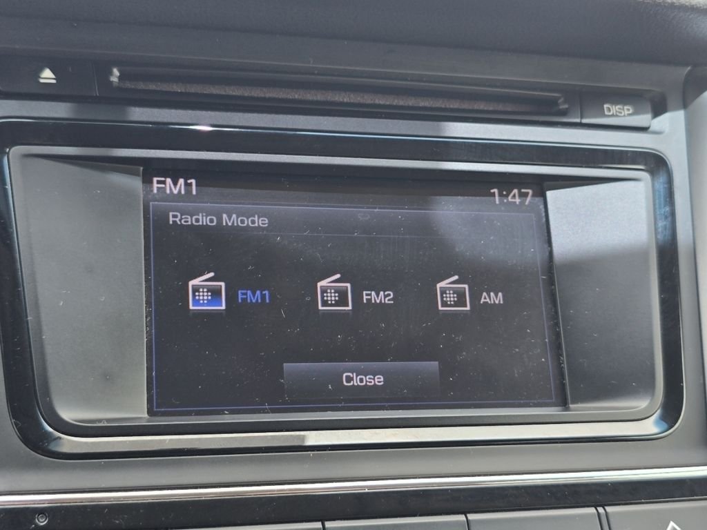 Used 2018 White Hyundai SE image 4