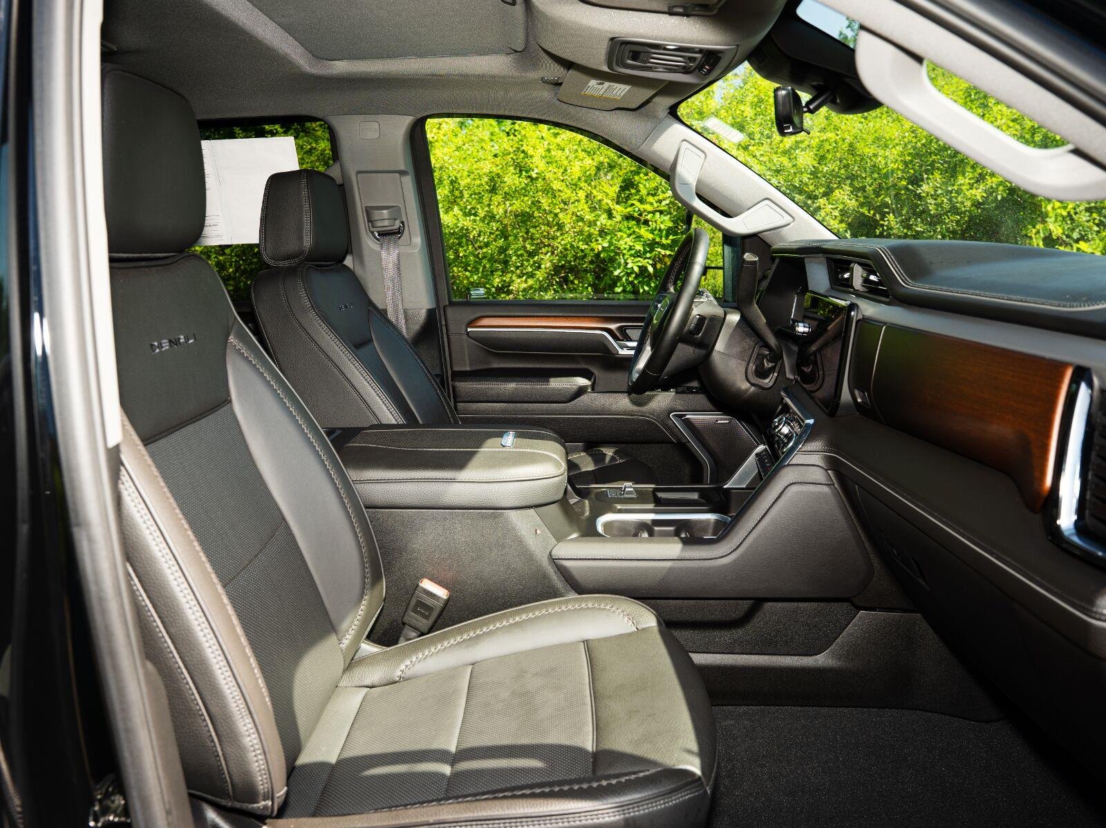 Used 2025 Onyx Black GMC Denali image 40