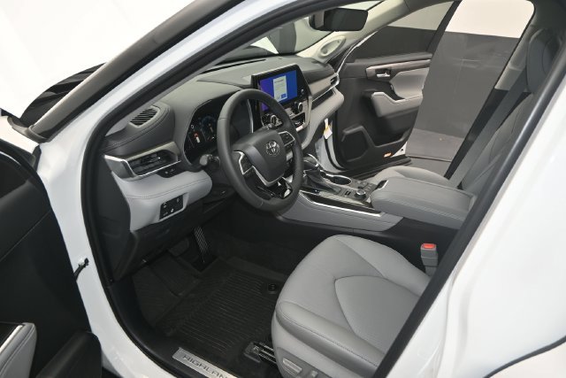 New 2026 Wind Chill Pearl Toyota Limited image 4