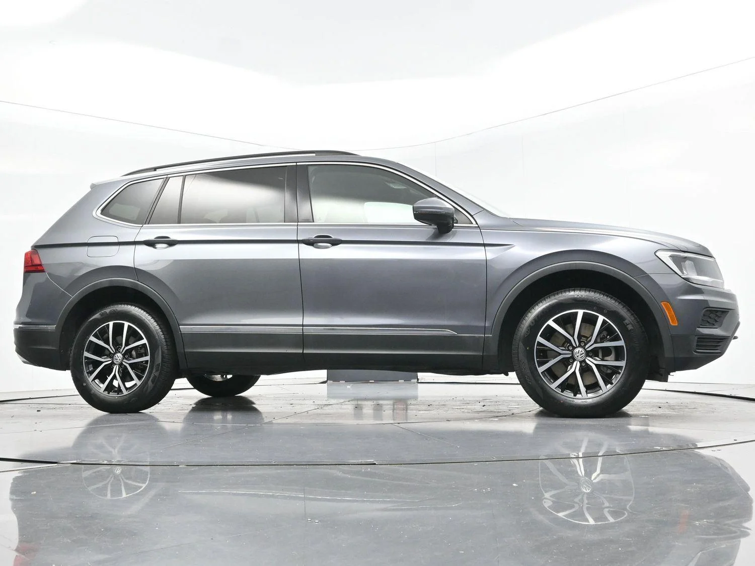 Used 2021 Platinum Gray Metallic Volkswagen SE image 38