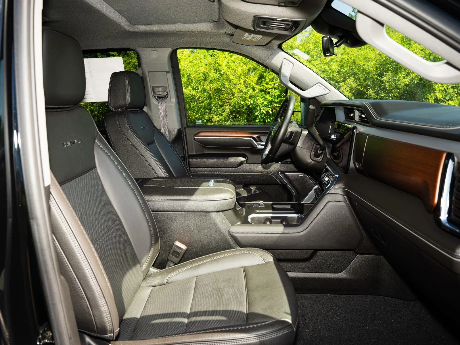 Used 2025 Onyx Black GMC Denali image 40