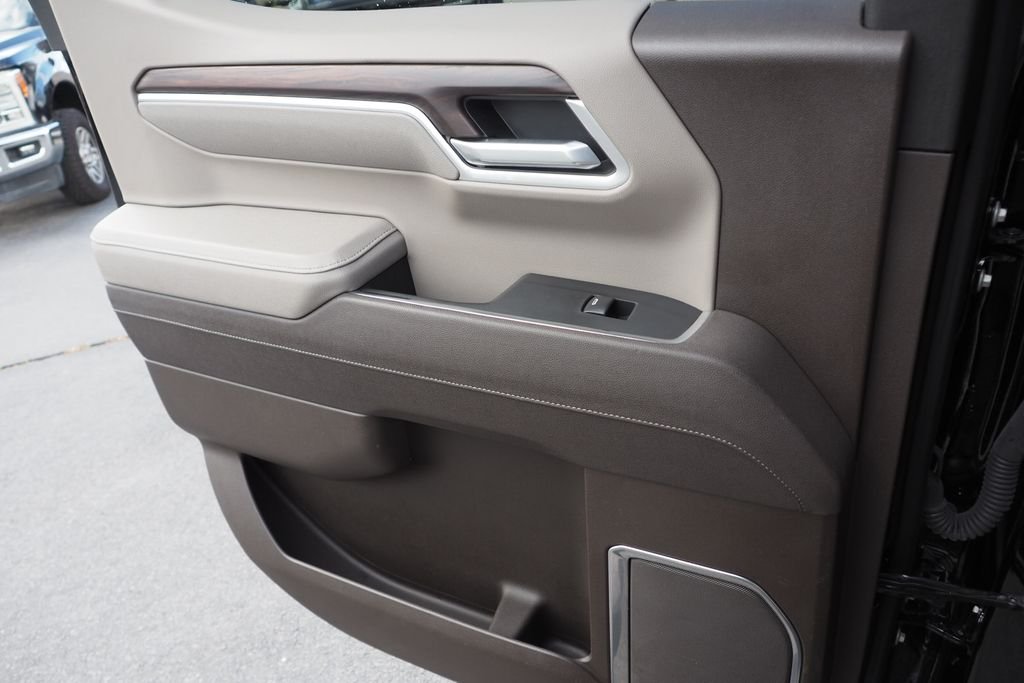 Used 2025 Black GMC SLT image 17