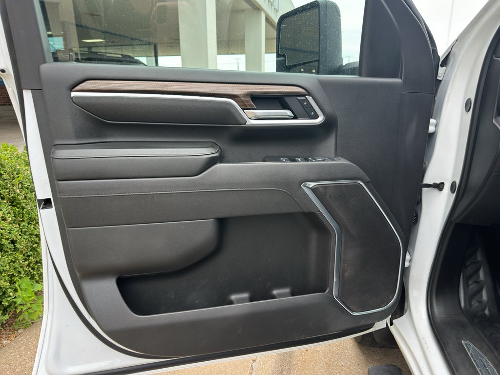 Used 2025 Summit White Chevrolet LT image 14
