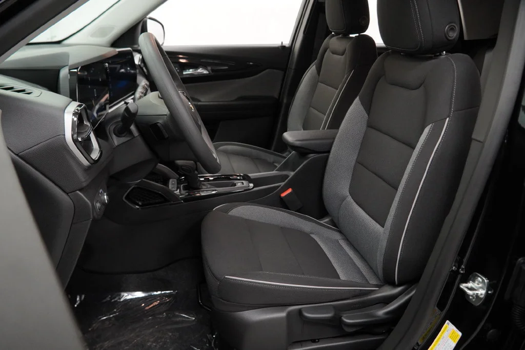New 2026 Mosaic Black Metallic Chevrolet LT image 4