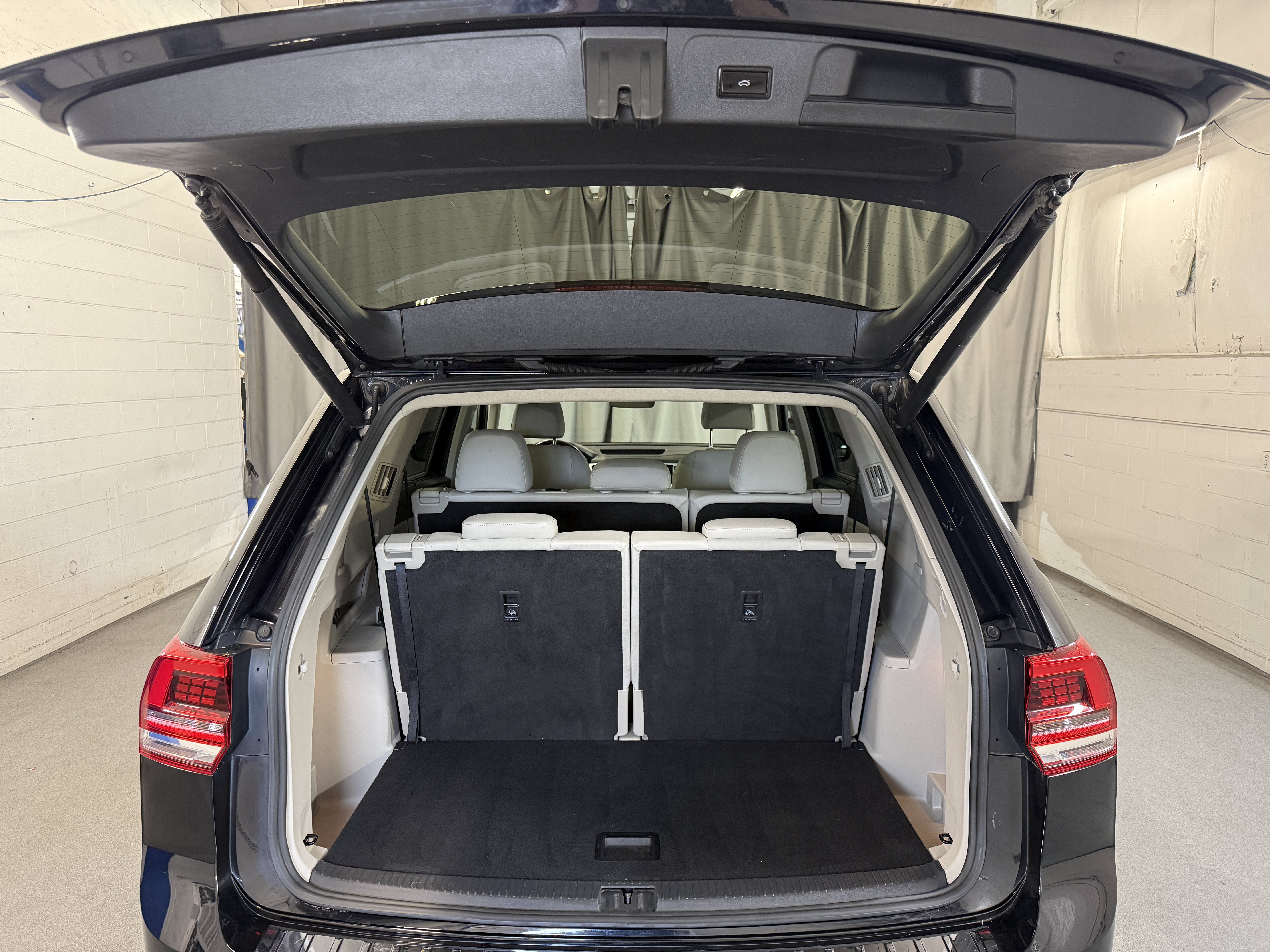 Used 2019 Deep Black Pearl Volkswagen 3.6L V6 SEL Premium image 8