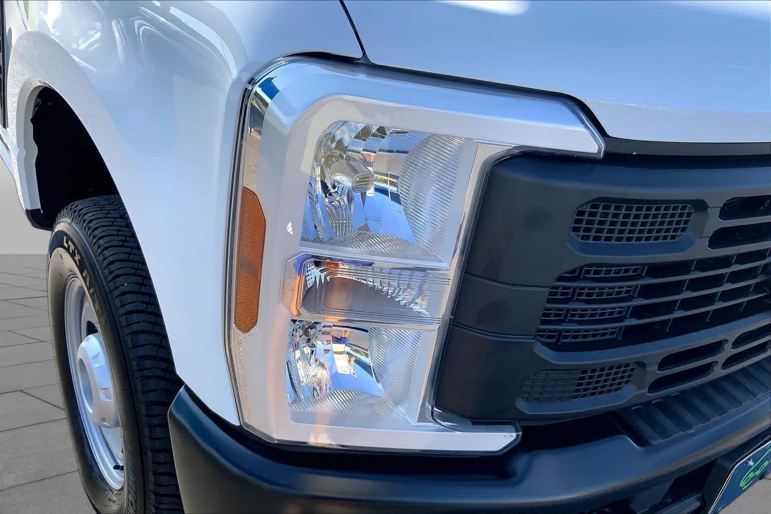 Used 2025 White Ford XL image 28