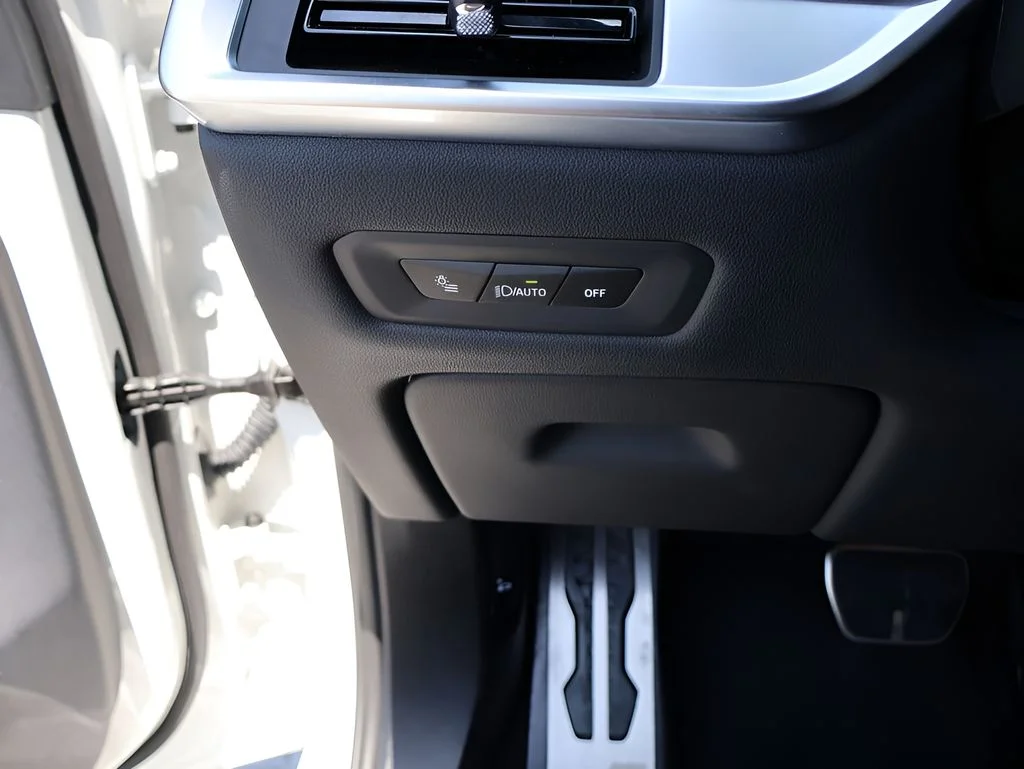 Used 2026 Alpine White BMW M60i image 37