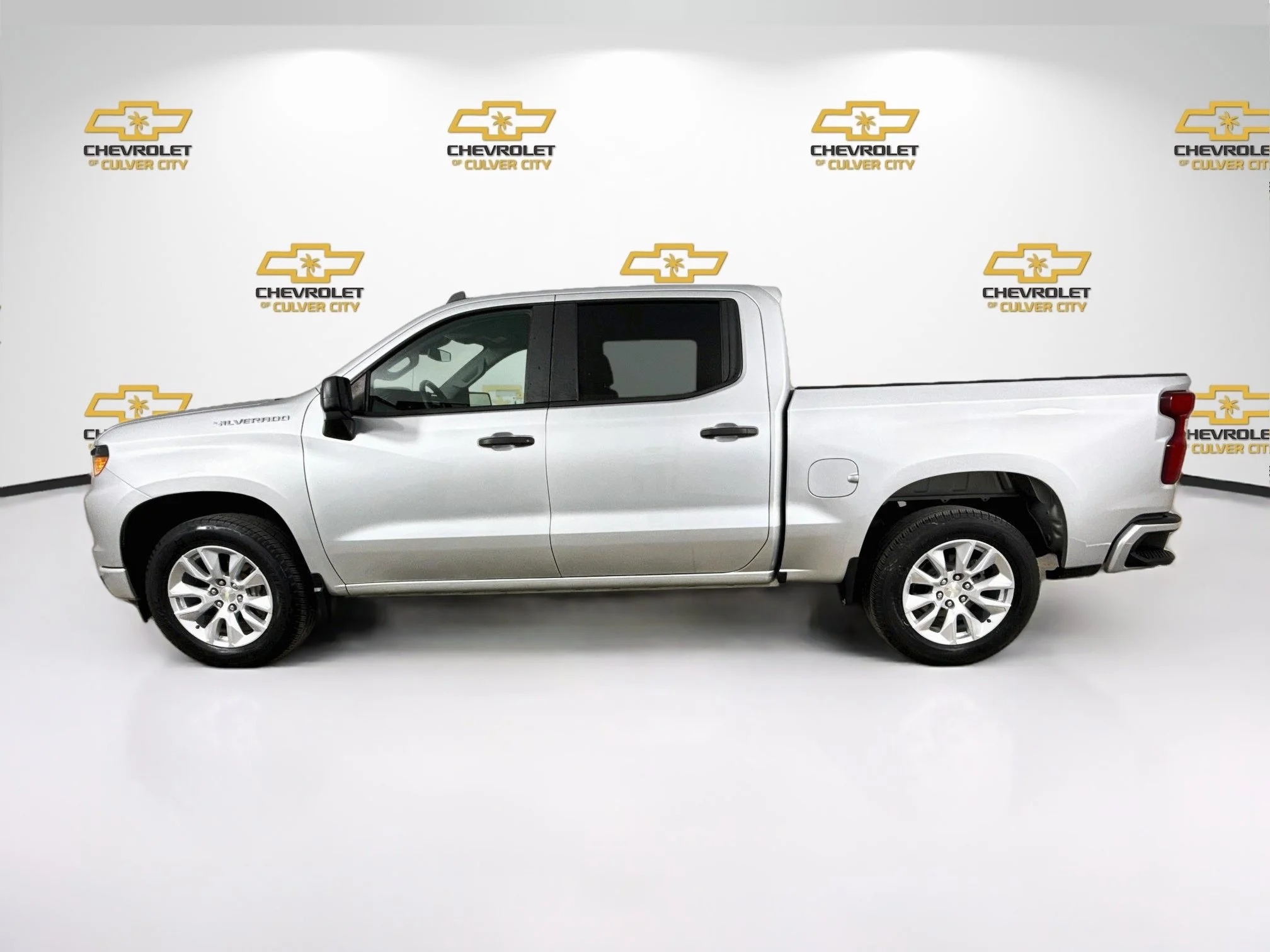 Used 2022 Silver Ice Metallic Chevrolet Custom image 5