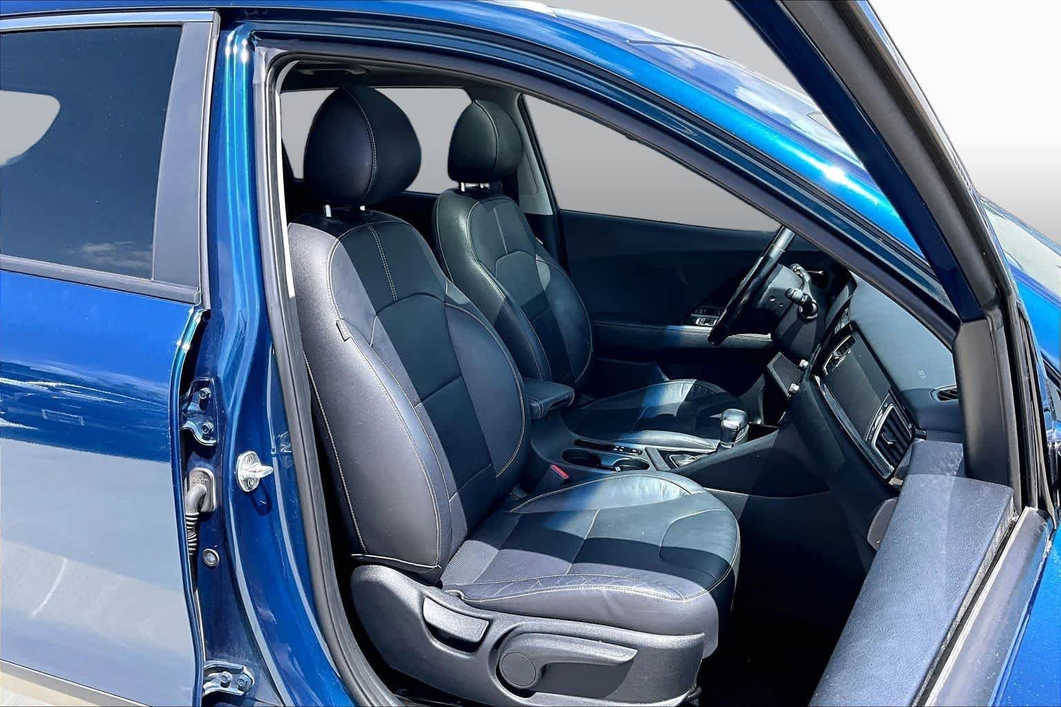Used 2018 CERULEAN Kia Touring image 9