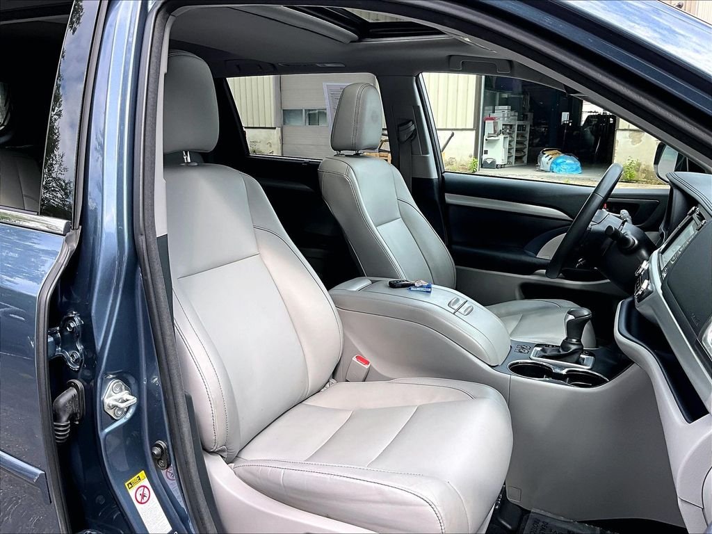 Used 2017 Shoreline Blue Pearl Toyota XLE image 11