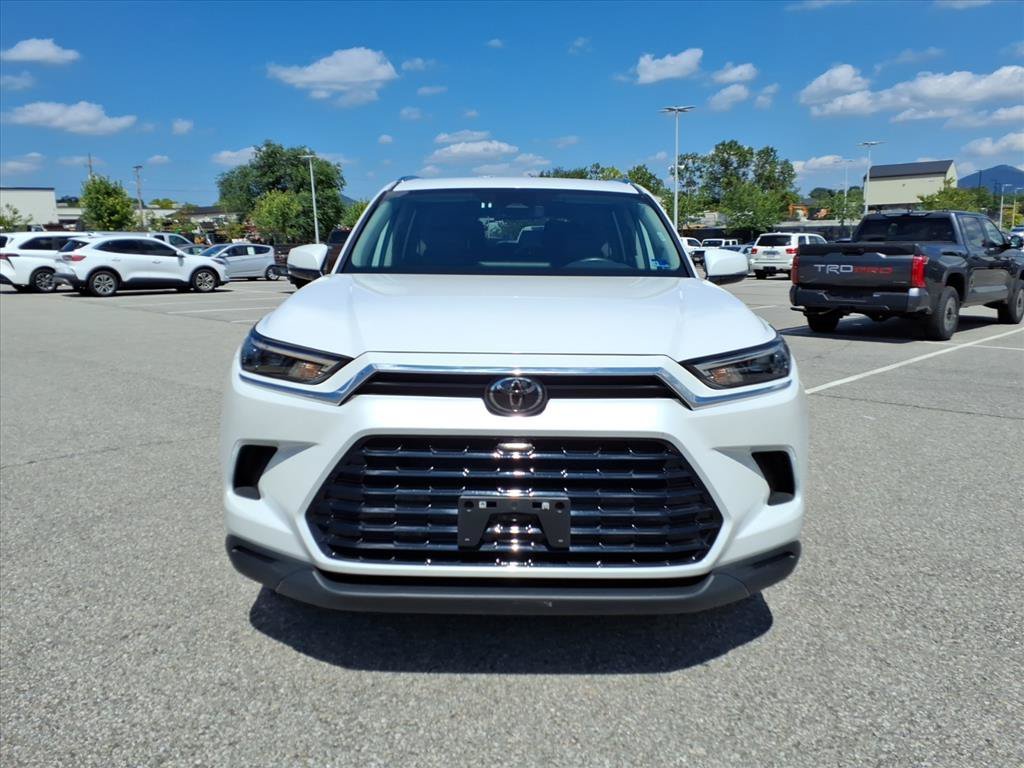 Used 2025 Beige Toyota XLE image 10