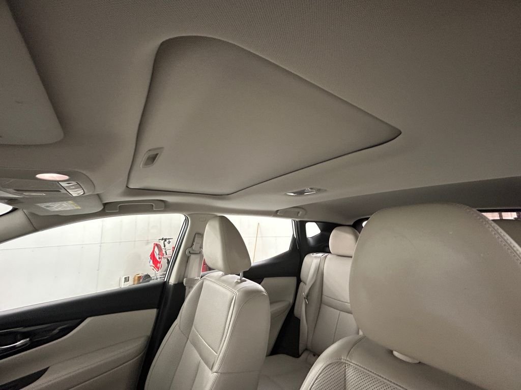 Used 2021 White Nissan SL image 25