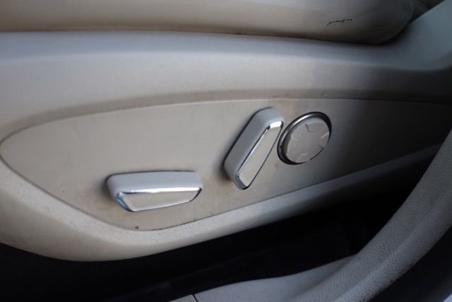 Used 2019 White Platinum Clearcoat Metallic Lincoln Reserve image 15