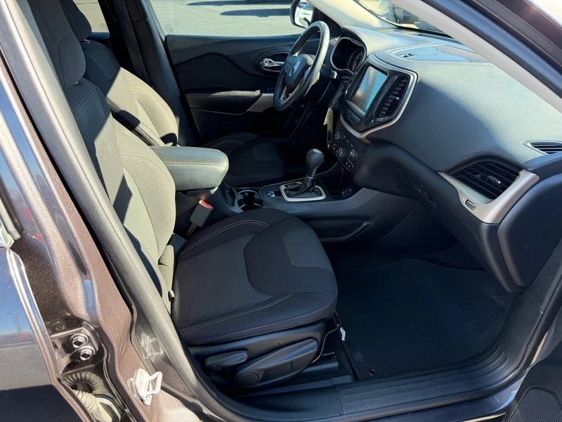 Used 2017 Granite Crystal M Jeep Latitude image 19