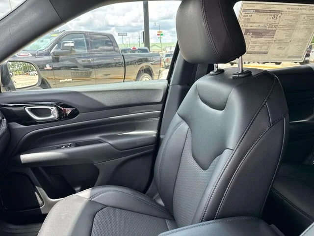 New 2026 Black Jeep Latitude image 17