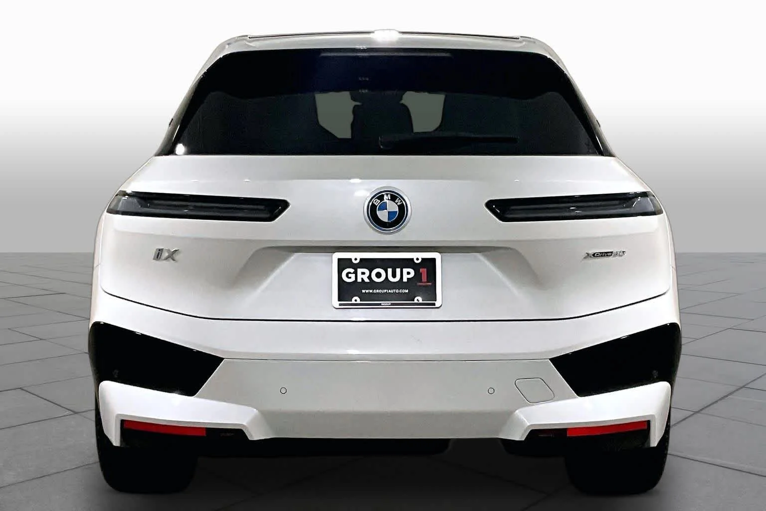 Used 2024 Mineral White Metallic BMW xDrive50 image 4