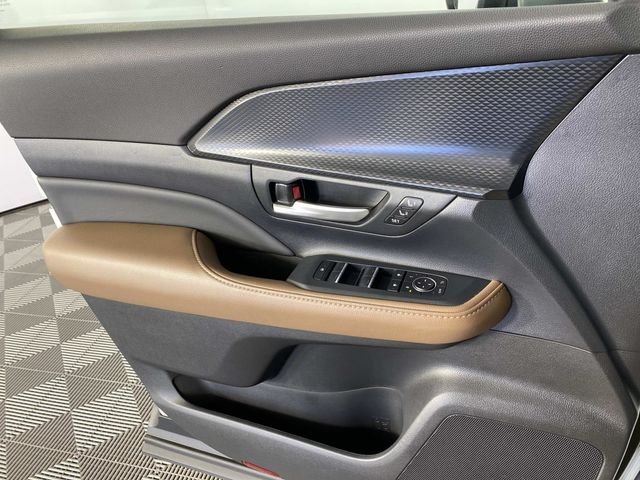 Used 2025 Beige Toyota MAX Platinum image 26