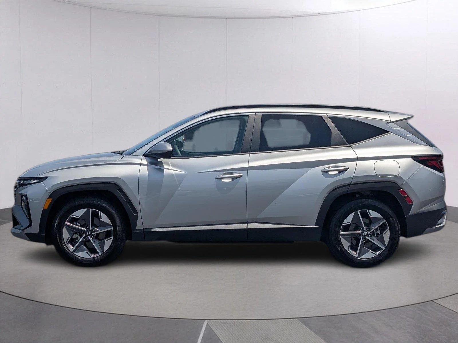 Used 2025 Shimmering Silver Hyundai SEL image 2