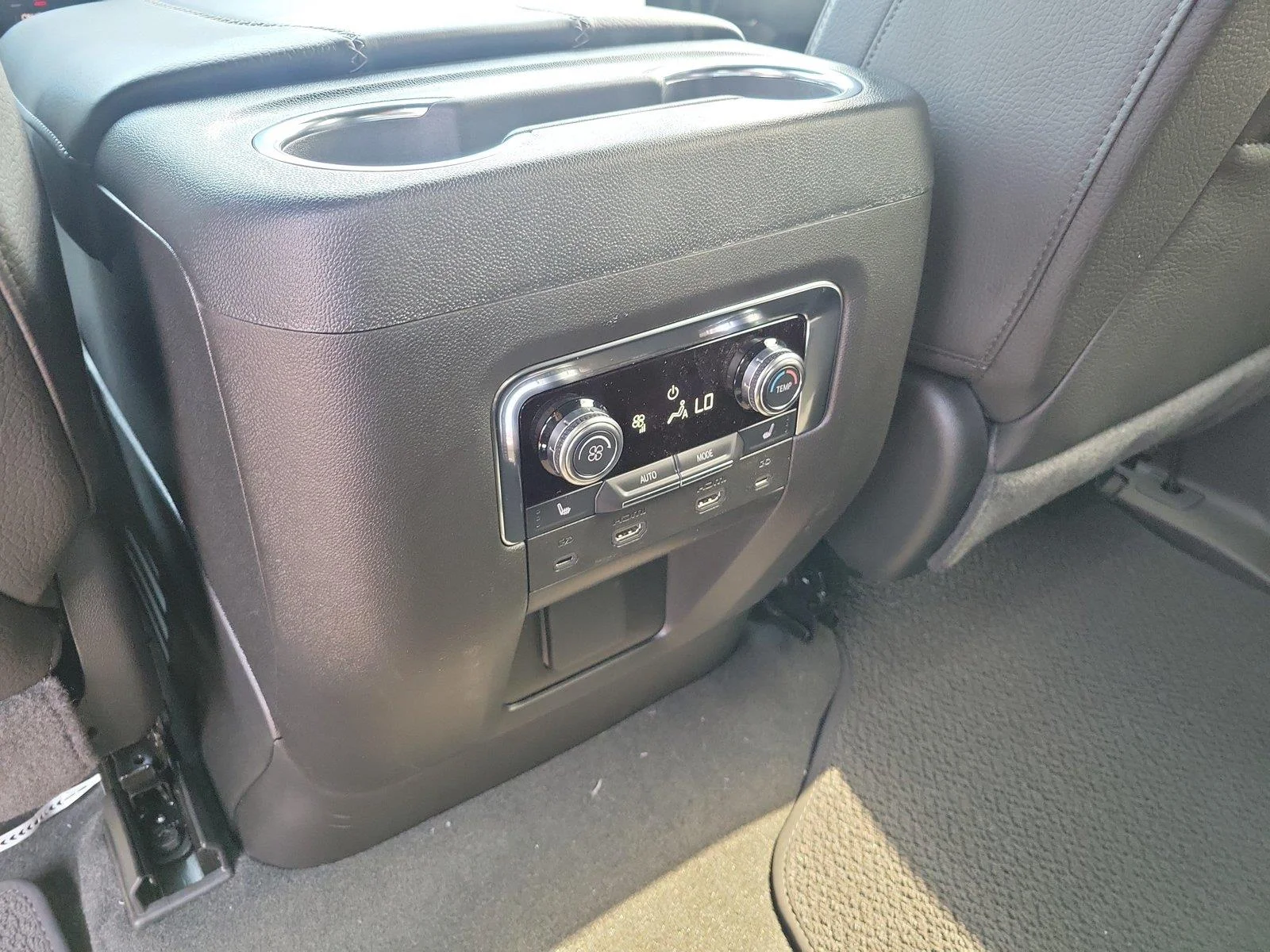 2026 GMC Yukon Denali - Photo 10